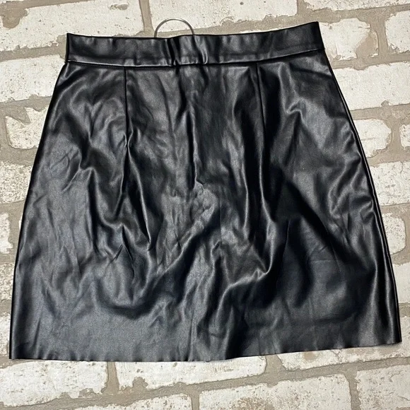 SHEIN Black Faux Leather Mini Skirt - Picture 2 of 6